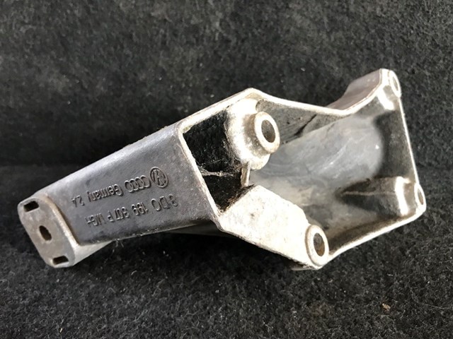 Кронштейн подушки (опори) двигуна, лівої 8D0199307P VAG