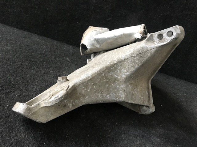 Кронштейн подушки (опори) двигуна, правої 8D0199308F VAG