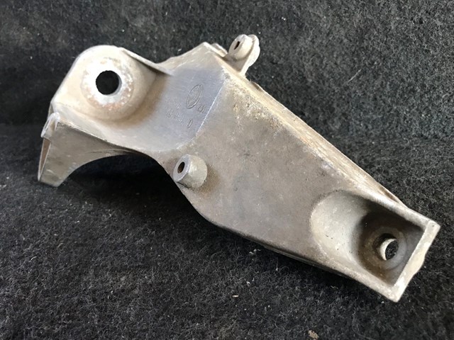 Балка кріплення коробки передач 8D0399114AJ VAG
