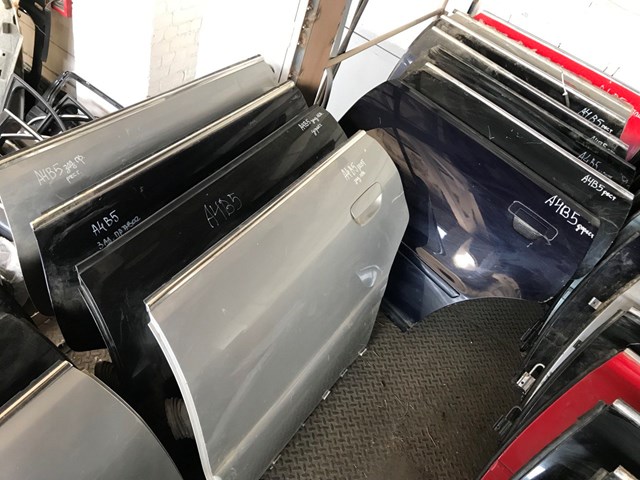 Двері пасажирськи задні ліві 8D0833051F VAG