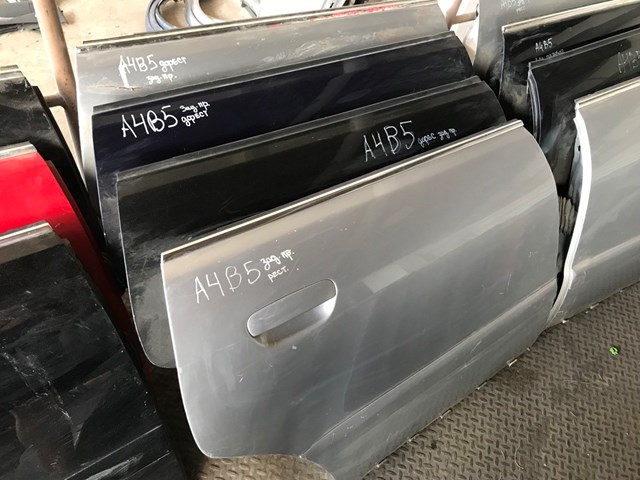 Двері задні в зборі 8D0833052F VAG