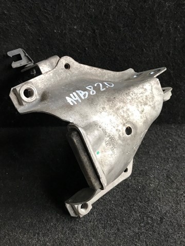 Кронштейн передньої балки 8K0399059H VAG