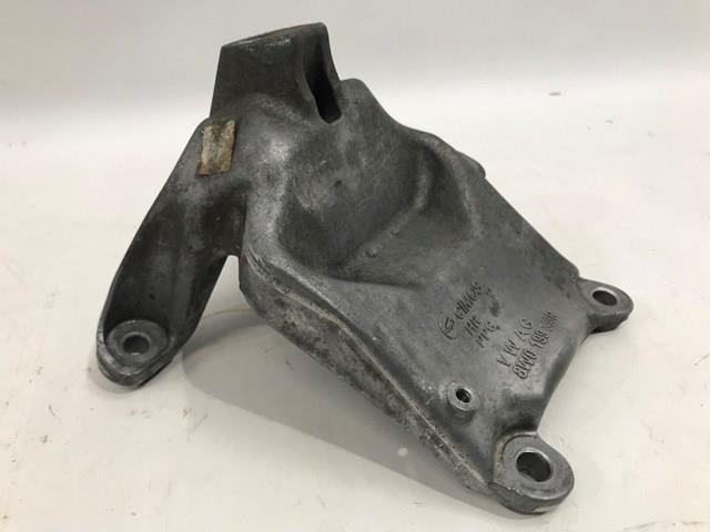 Кронштейн подушки (опори) двигуна, правої 8W0199308R VAG