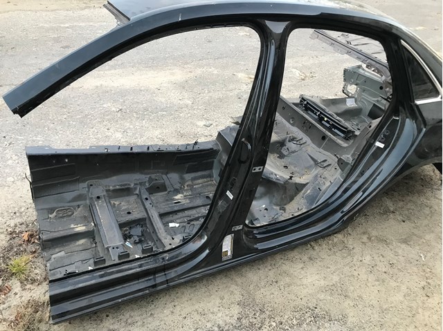 Отвір передніх лівих дверей 8W5809839 VAG