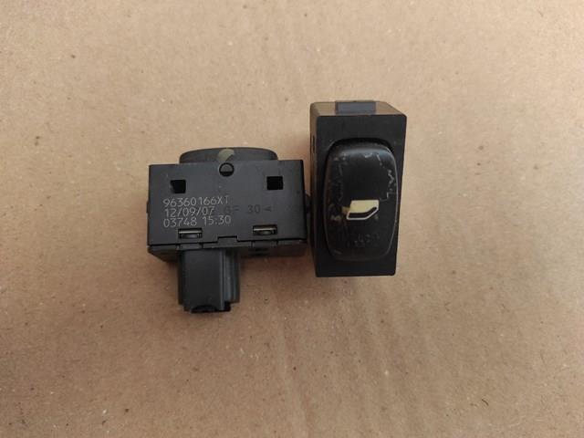 Кнопочный блок управления стеклоподъемником задний правый 96360166XT