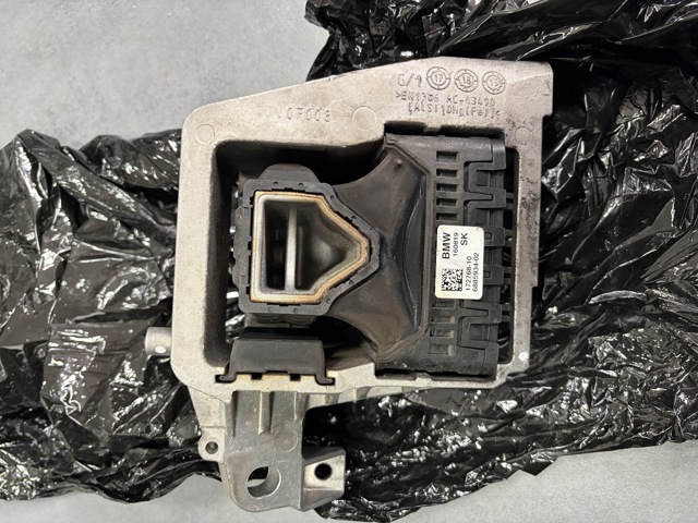Права подушка двигуна 22118835572 BMW