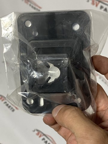 Кронштейн решітки радіатора KB8A50161 MAZDA