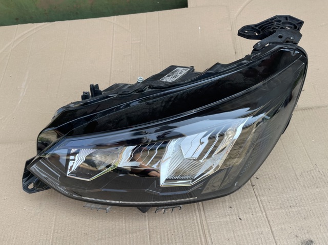Основна фара в зборі ліва 9833036380 PEUGEOT