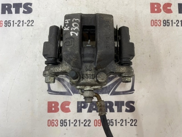 Задній гальмівний супорт лівий 440111AA0A NISSAN