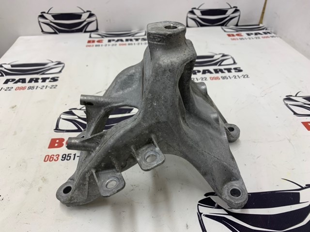 Кронштейн подушки (опори) двигуна, правої 4M0199308BL VAG