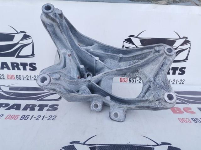 Кронштейн подушки (опори) двигуна, правої 4M0199308CE VAG