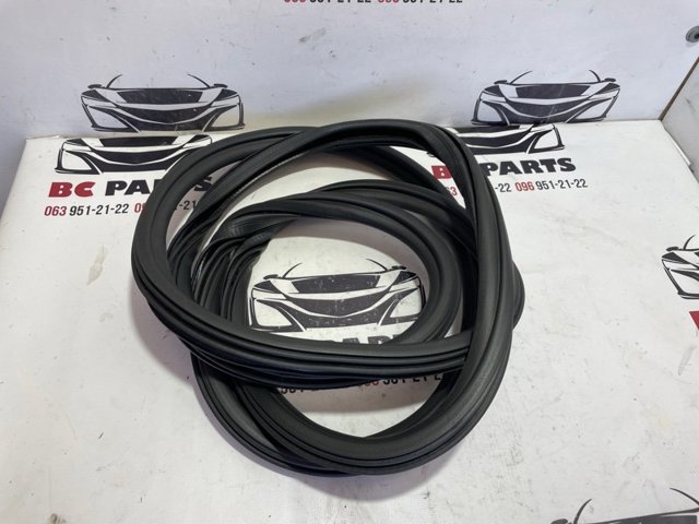 Ущільнювач двері задньої (на кузові) 4M0833721C VAG