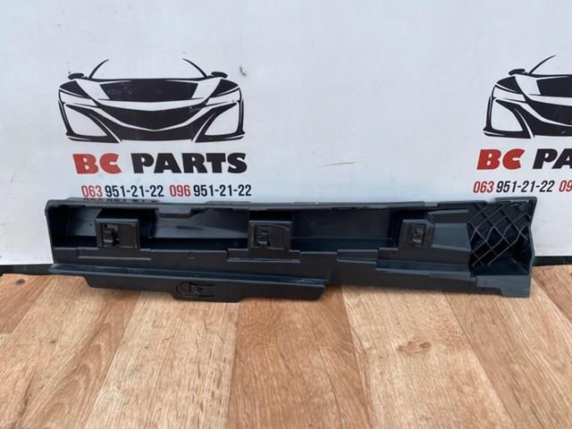 Кронштейн зовнішньої накладки порога правого 51777256920 BMW