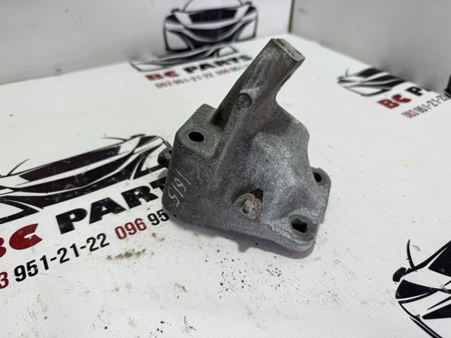 Кронштейн подушки (опори) двигуна, правої 68275984AA CHRYSLER