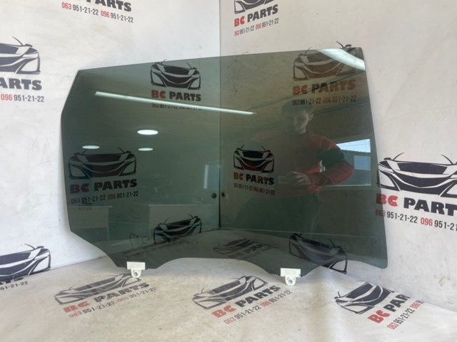 Вікно задніх дверей 823005HK0B NISSAN
