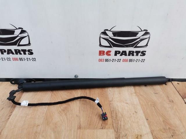 Амортизатор двері задньої Audi Q3