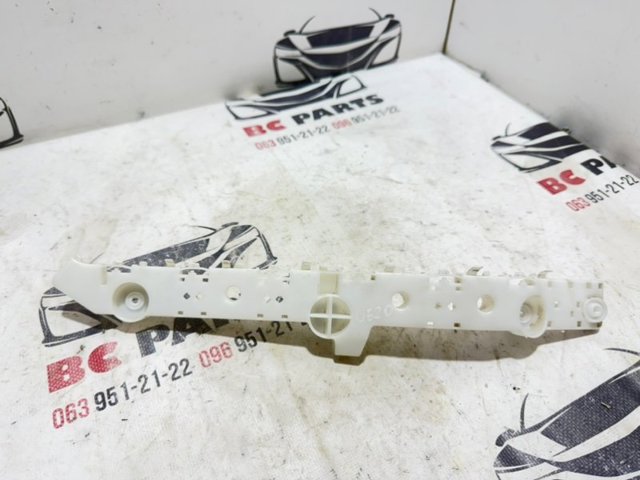 Кронштейн бампера заднього, правий 852205RB0A NISSAN