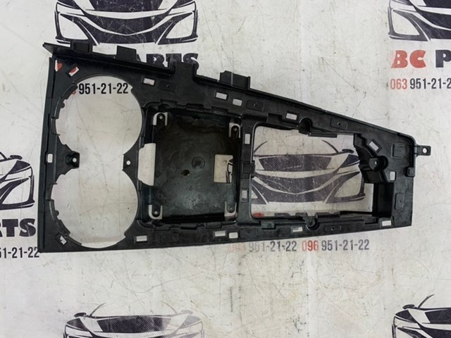 Центральна консоль торпеди 8W1864261C VAG
