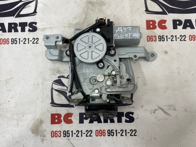 Замок і ручка дверей задка 905006FL0B NISSAN