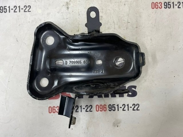 Кронштейн задньої балки 9670906580 PEUGEOT