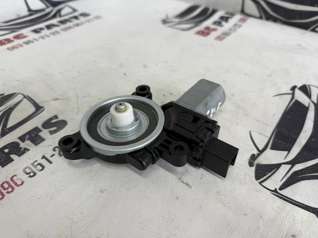 Двигун склопідіймача двері передньої, правої B45C5858X MAZDA