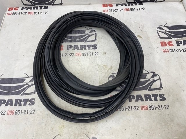 Ущільнювач дверей задка кузова KB7W62761 MAZDA