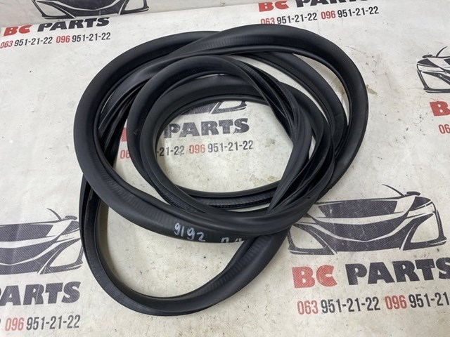 Ущільнювач двері передньої (на кузові) KB7W68911C MAZDA