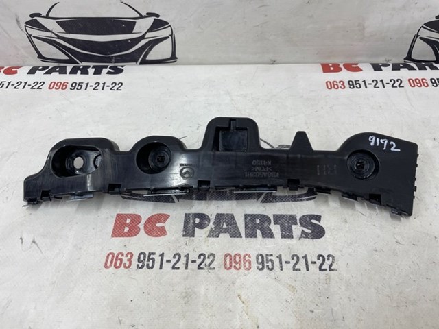 Направляюча заднього бампера, права KB8A502H1B MAZDA