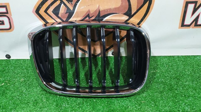 Решітка радіатора права 8091726 BMW