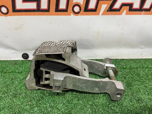 Опора двигуна задня K8D26P082BA LAND ROVER