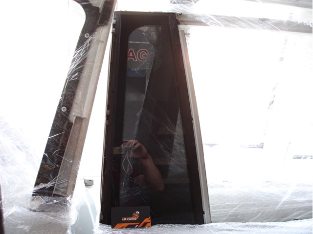 Задня кватирка права LR017463 LAND ROVER