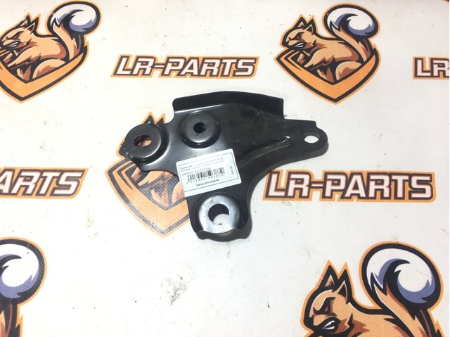 Кронштейн подушки (опори) двигуна, правої LR024733 LAND ROVER
