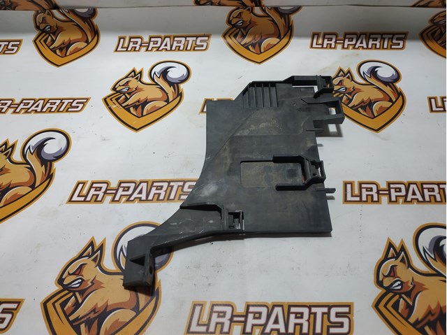 Кронштейн-адаптер кріплення фари передньої, правої LR025744 LAND ROVER