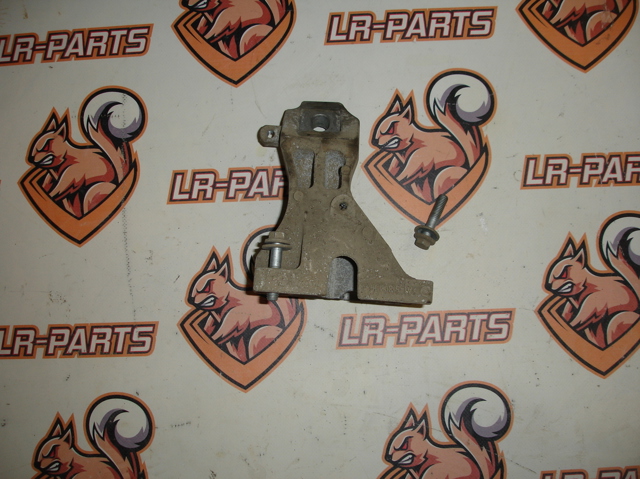 Кронштейн подушки (опори) двигуна, правої LR033180 LAND ROVER