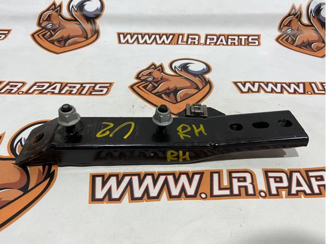 Кронштейн передньої балки LR038788 LAND ROVER