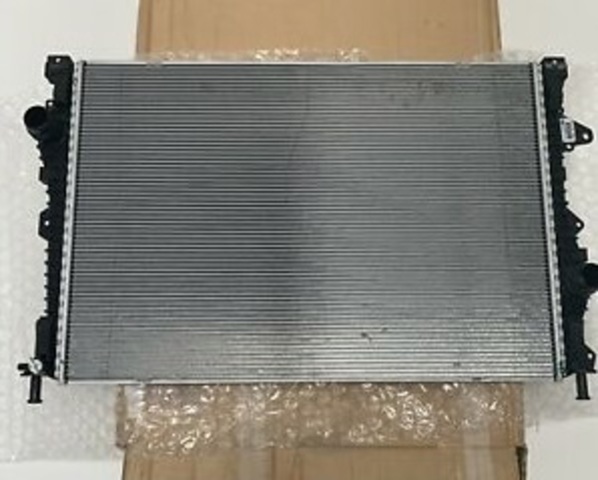 Радіатор охолодження двигуна, додатковий LR075357 LAND ROVER