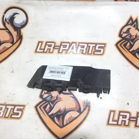 Кронштейн кріплення бампера переднього правий LR116771 LAND ROVER
