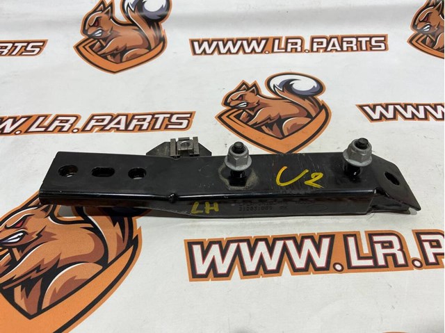 Кронштейн передньої балки LR126070 LAND ROVER