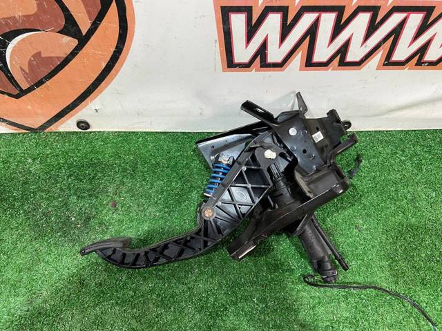 Педаль щеплення LR137624 LAND ROVER