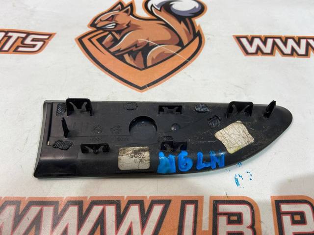 Накладка переднього правого крила LR142550 LAND ROVER