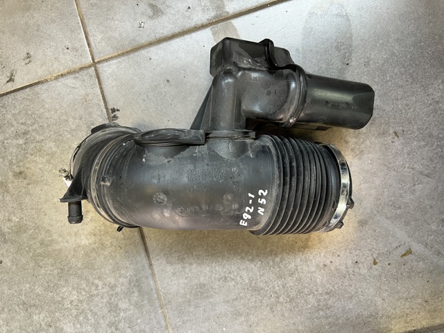 Патрубок повітряний, вихід повітряного фільтра 13717536004 BMW