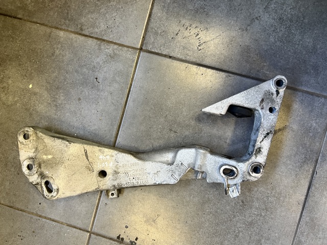 Балка кріплення коробки передач 22116769281 BMW