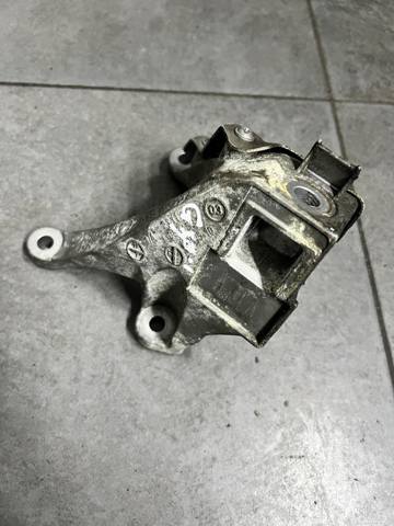 Кронштейн подушки (опори) двигуна, правої 22116861564 BMW