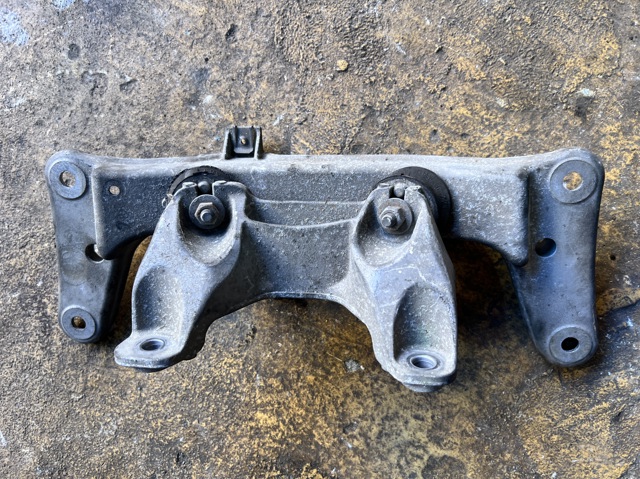 Кріплення подушки коробки передач 22326760306 BMW