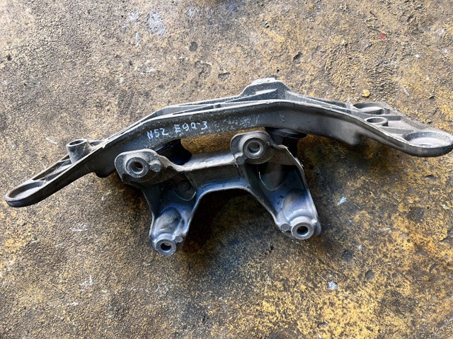 Кронштейн КПП 22326778060 BMW