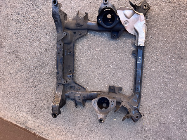 Підрамник передній 31116776763 BMW