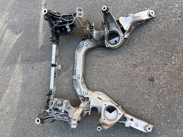 Передня балка 31116799321 BMW