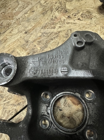 Цапфа поворотного кулака 33306866336 BMW