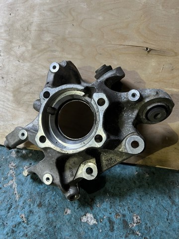 Кулак поворотний лівий 33306871027 BMW