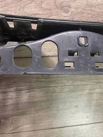 Кронштейн бампера заднього, центральний 51127184766 BMW